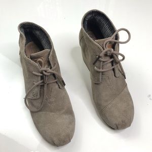 Toms Womens Kala Suede Lace Up Tan Desert Wedge